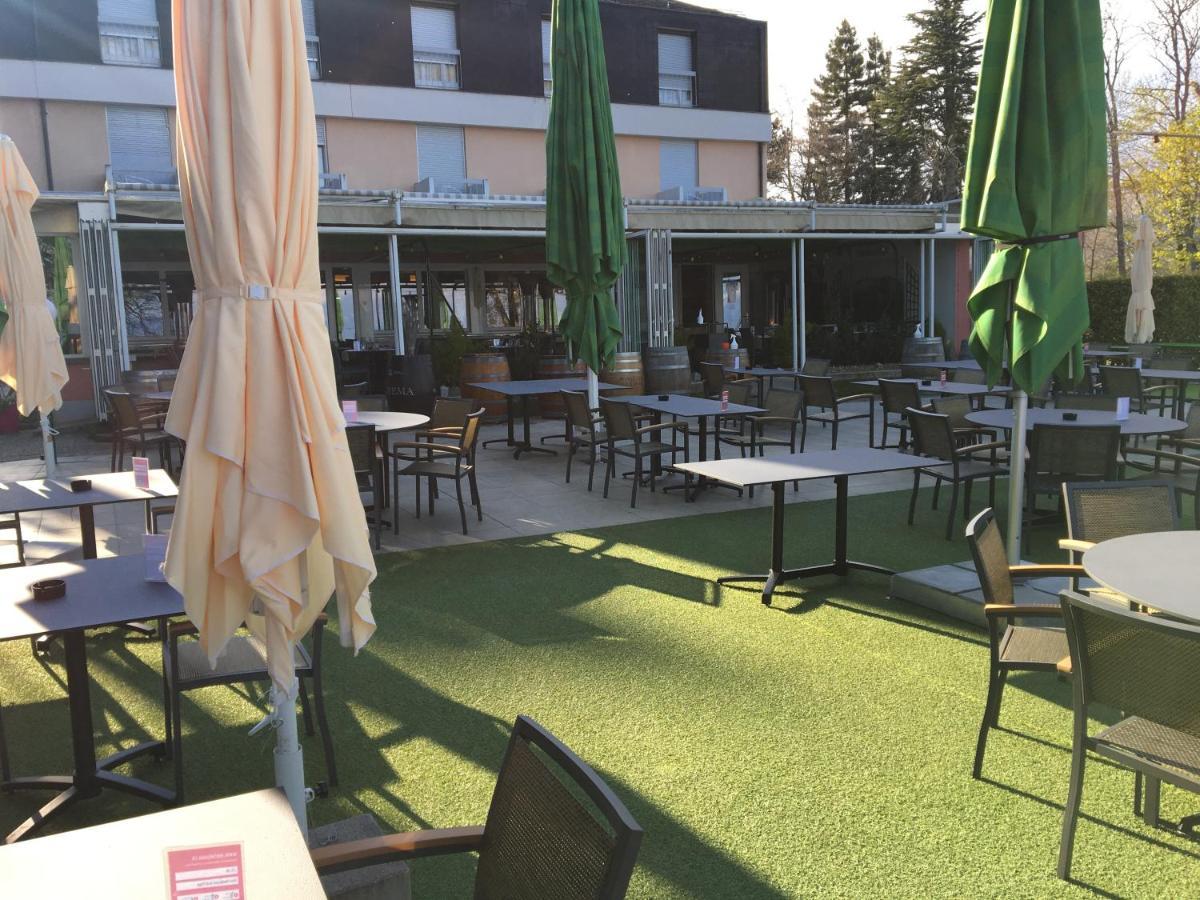 Hotel Restaurant De La Plage Gland Bagian luar foto