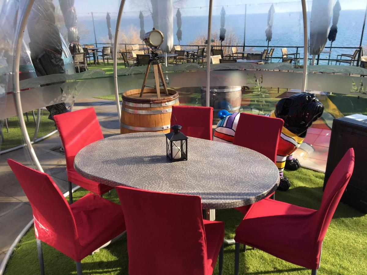 Hotel Restaurant De La Plage Gland Bagian luar foto